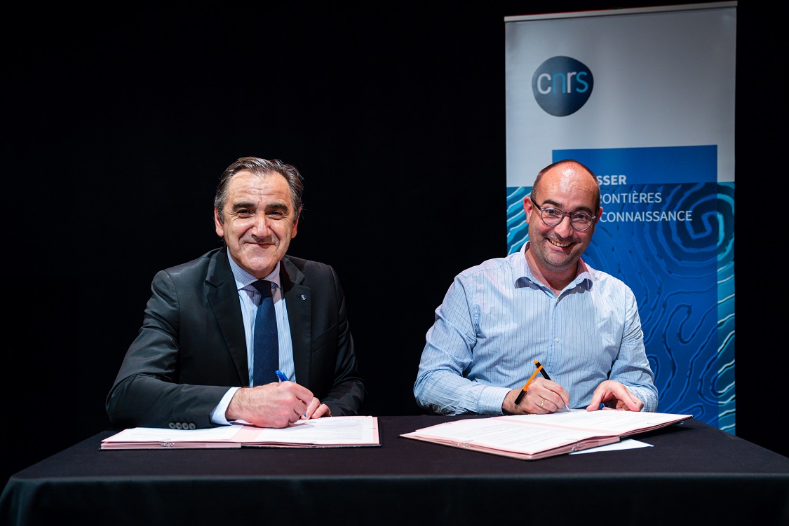Younis Hermès, délégué régional du CNRS en Aquitaine (à gauche) et Emmanuel Sallaberry, maire de Talence (à droite), signent une convention de coopération en faveur de la culture scientifique © G.D. Photos.