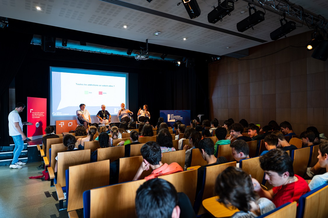 Les classes du lycée Vaclav Havel de Bègles et du lycée Sans Frontière de Pessac pendant le Débat Grand Format « Plaisir et addiction : qu’est-ce qui les différencie ? ». © G.D. Photos.