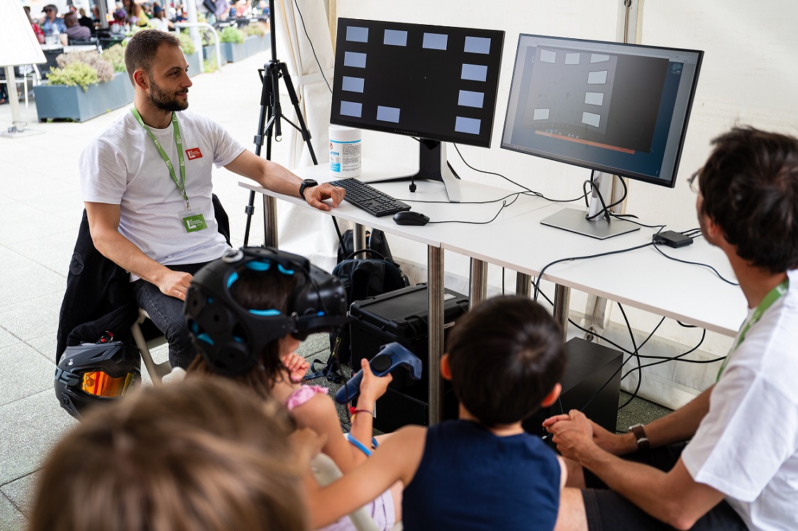 Adrien Boissenin et Nikolaos Vardalakis de l’Institut des Maladies Neurodégénératives (CNRS/université de Bordeaux) sur le stand Oscillations cérébrales dans les tâches cognitives sur le village des arts et des sciences © G.D. Photos