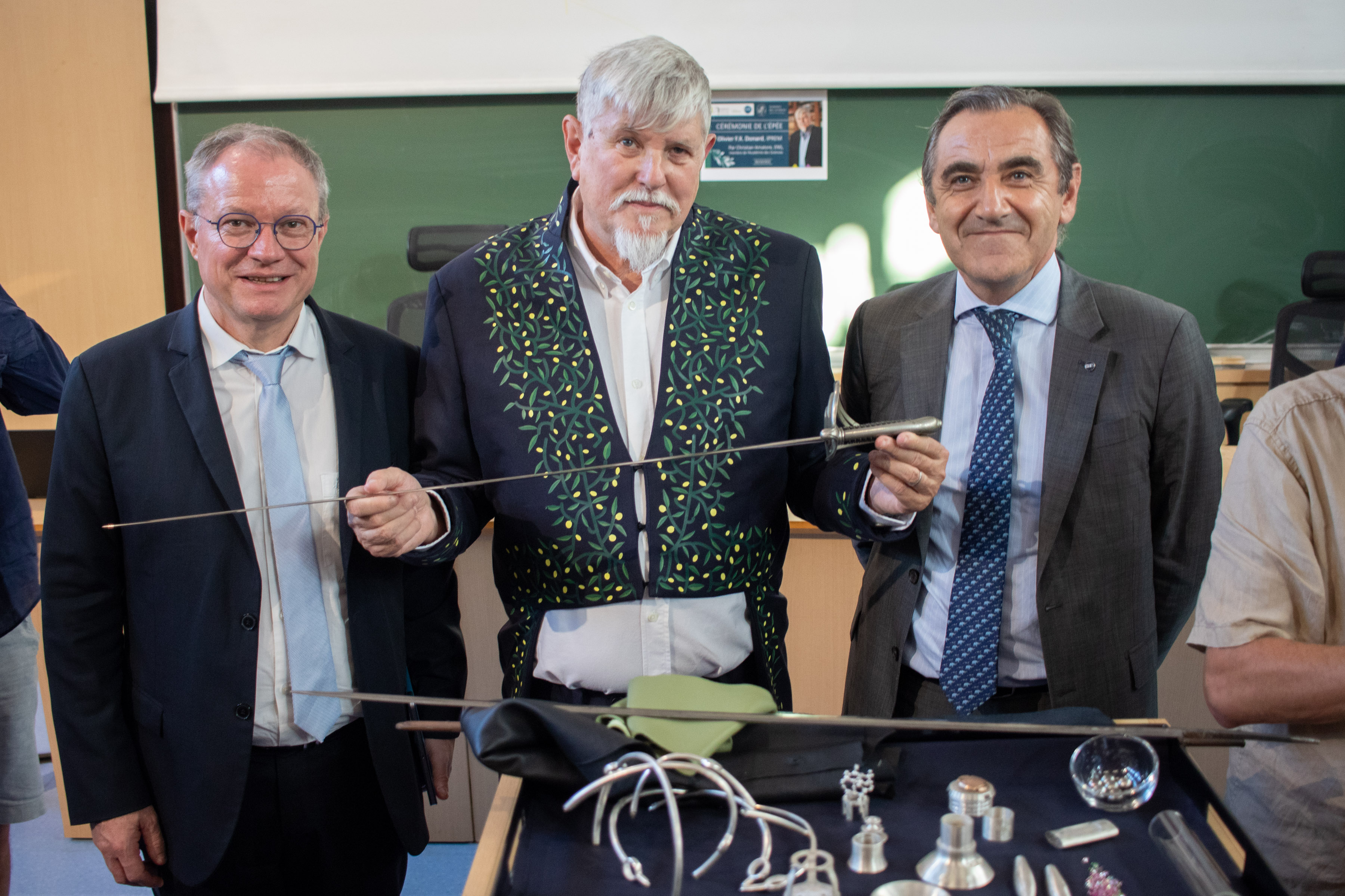 Olivier Donnard aux côtés de Younis Hermès, délégué régional du CNRS en Aquitaine et Laurent Bordes, président de l'Université de Pau et des Pays de l'Adour