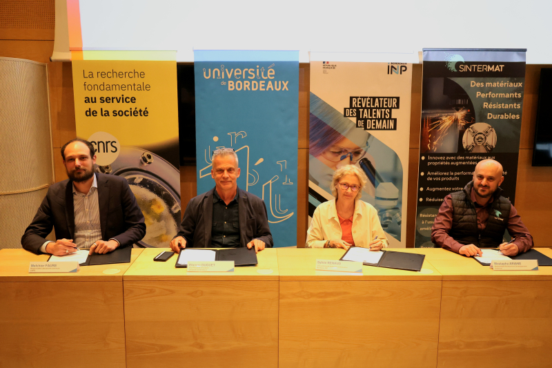 . De gauche à droite : Melchior Faure responsable du développement des laboratoires commun au CNRS, Etienne Duguet, vice-président innovation de l’université de Bordeaux, Sylvie Renaud, vice-présidente recherche et innovation de Bordeaux INP, Mostapha Ariane, responsable R&D chez Sintermat